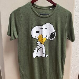 Snoopy Woodstock Peanuts Hug T Shirt XL Green Crewneck Pullover Mighty Fine